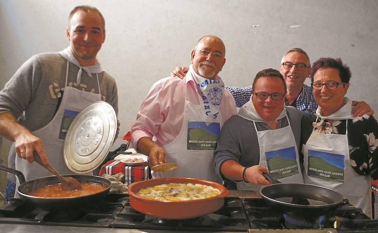 Socios de la Usurbe participando en el último certamen gastronómico. 