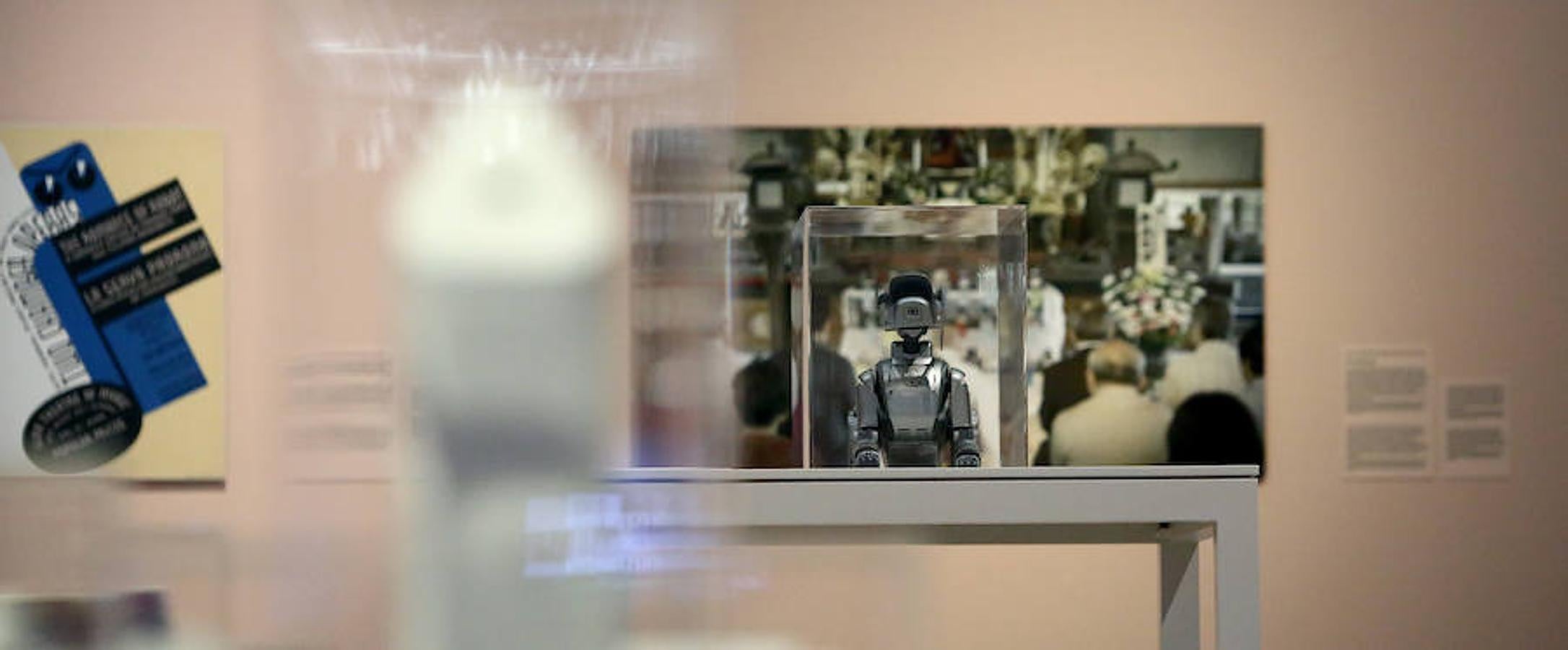 El Museo San Telmo ha presentado este viernes la exposición 'Hello, robot, el diseño entre el humano y la máquina', una muestra de Vitra Design Museum, MAK Vienna y Design Museum Gent, y comisariada por Amelie Klein, examina detalladamente el boom actual de la robótica.