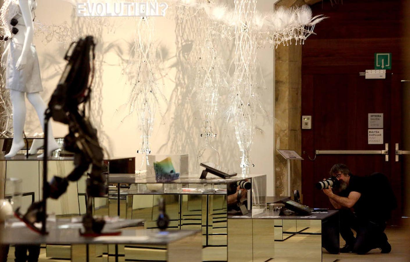 El Museo San Telmo ha presentado este viernes la exposición 'Hello, robot, el diseño entre el humano y la máquina', una muestra de Vitra Design Museum, MAK Vienna y Design Museum Gent, y comisariada por Amelie Klein, examina detalladamente el boom actual de la robótica.