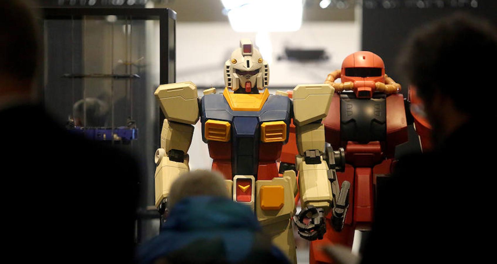 El Museo San Telmo ha presentado este viernes la exposición 'Hello, robot, el diseño entre el humano y la máquina', una muestra de Vitra Design Museum, MAK Vienna y Design Museum Gent, y comisariada por Amelie Klein, examina detalladamente el boom actual de la robótica.