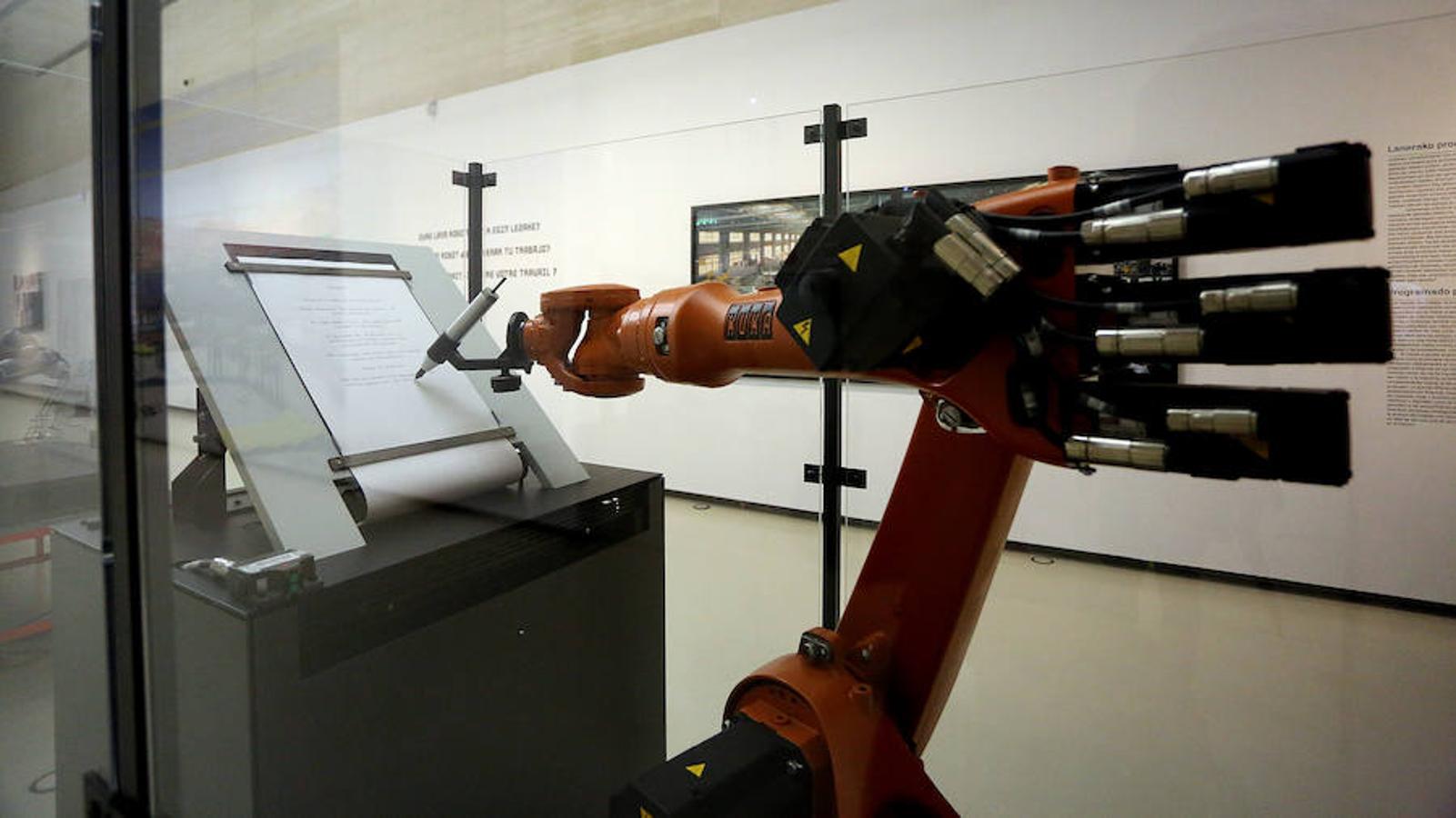 El Museo San Telmo ha presentado este viernes la exposición 'Hello, robot, el diseño entre el humano y la máquina', una muestra de Vitra Design Museum, MAK Vienna y Design Museum Gent, y comisariada por Amelie Klein, examina detalladamente el boom actual de la robótica.