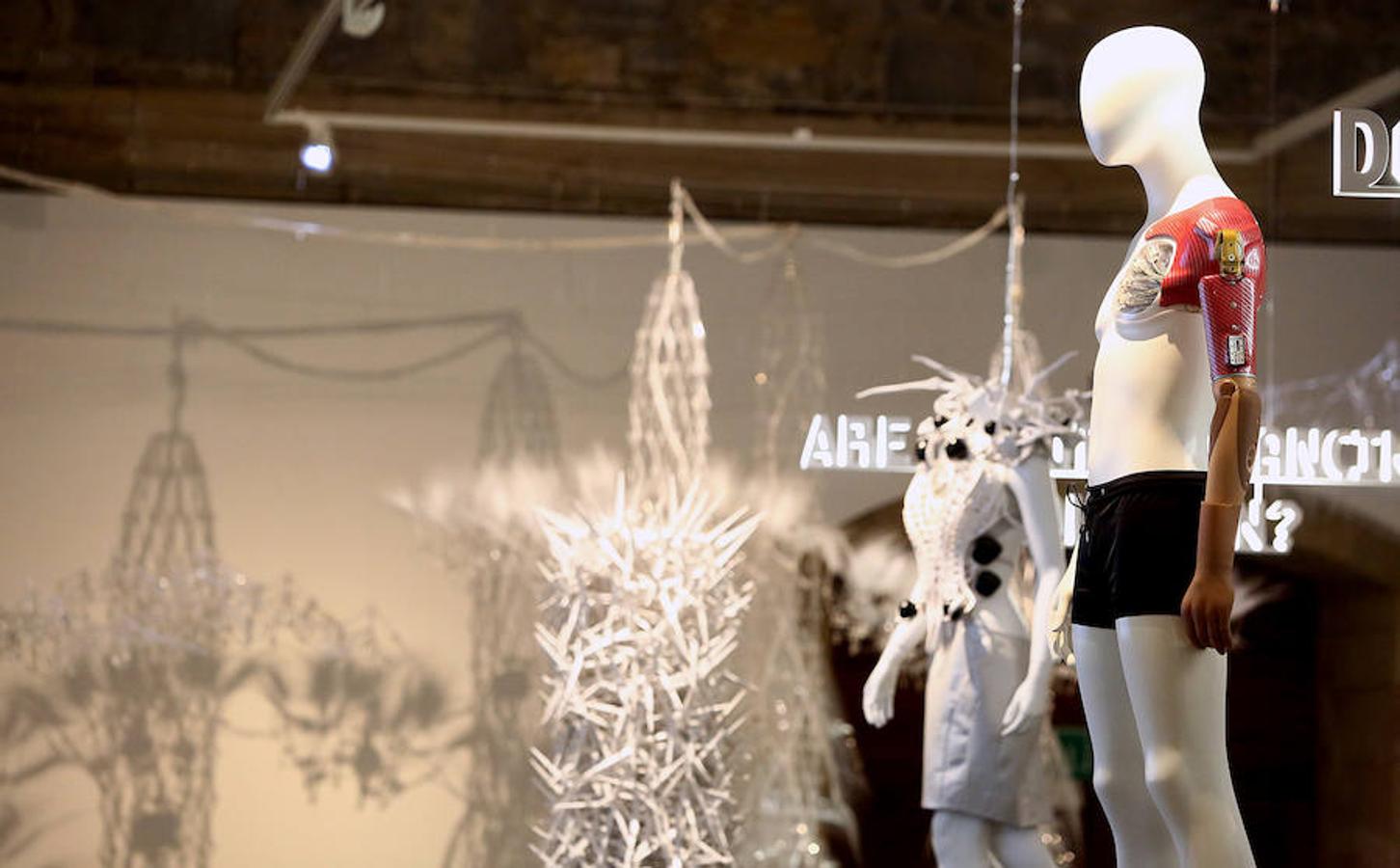 El Museo San Telmo ha presentado este viernes la exposición 'Hello, robot, el diseño entre el humano y la máquina', una muestra de Vitra Design Museum, MAK Vienna y Design Museum Gent, y comisariada por Amelie Klein, examina detalladamente el boom actual de la robótica.