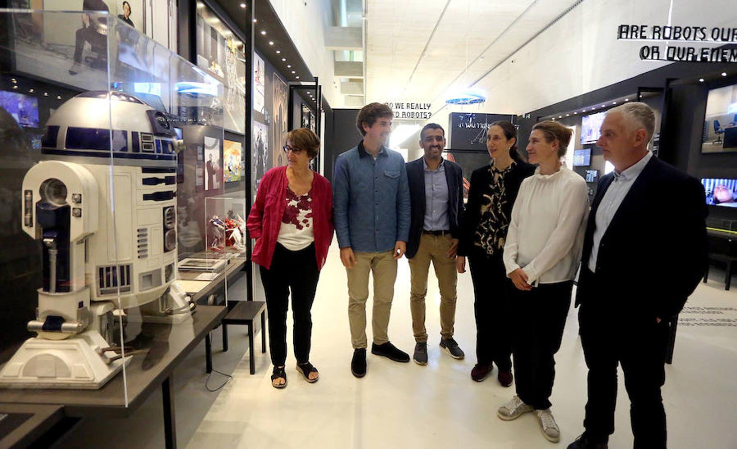 El Museo San Telmo ha presentado este viernes la exposición 'Hello, robot, el diseño entre el humano y la máquina', una muestra de Vitra Design Museum, MAK Vienna y Design Museum Gent, y comisariada por Amelie Klein, examina detalladamente el boom actual de la robótica.