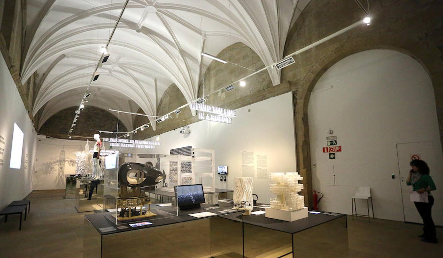 El Museo San Telmo ha presentado este viernes la exposición 'Hello, robot, el diseño entre el humano y la máquina', una muestra de Vitra Design Museum, MAK Vienna y Design Museum Gent, y comisariada por Amelie Klein, examina detalladamente el boom actual de la robótica.