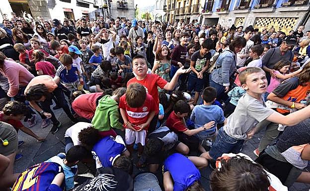 Imagen principal - Tolosa ya vibra con sus Sanjuanes