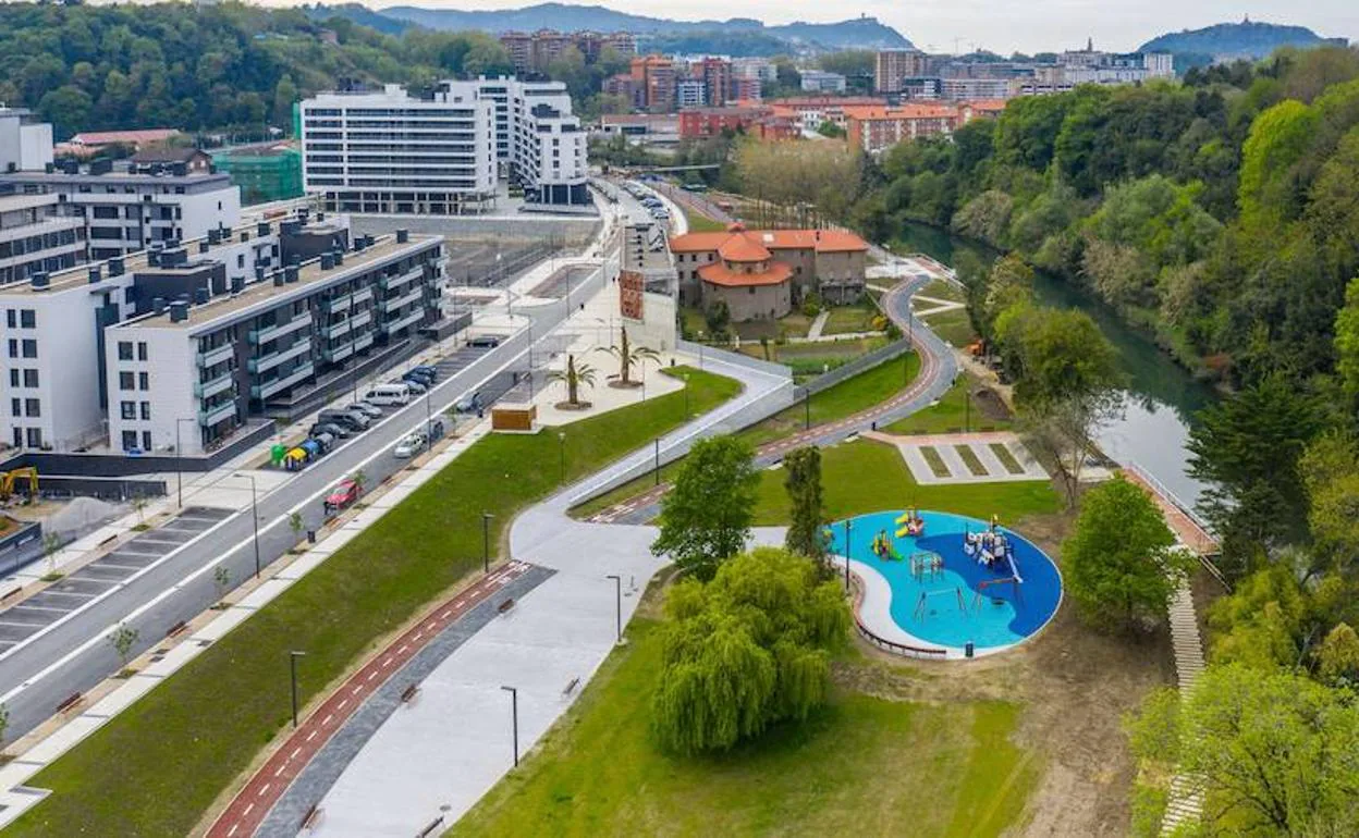 Vista aérea del nuevo parque fluvial, que cuenta con zonas verdes, itinerarios peatonales y ciclistas y parque infantil. 