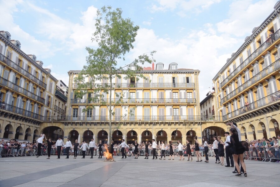 En Donostia, los festejos han arrancado antes del ocaso en la plaza de la Constitución, donde el alcalde, Eneko Goia, y concejales de casi todos los grupos de la corporación municipal bailaron alrededor del fresno, símbolo de protección frente a los rayos y las tormentas.