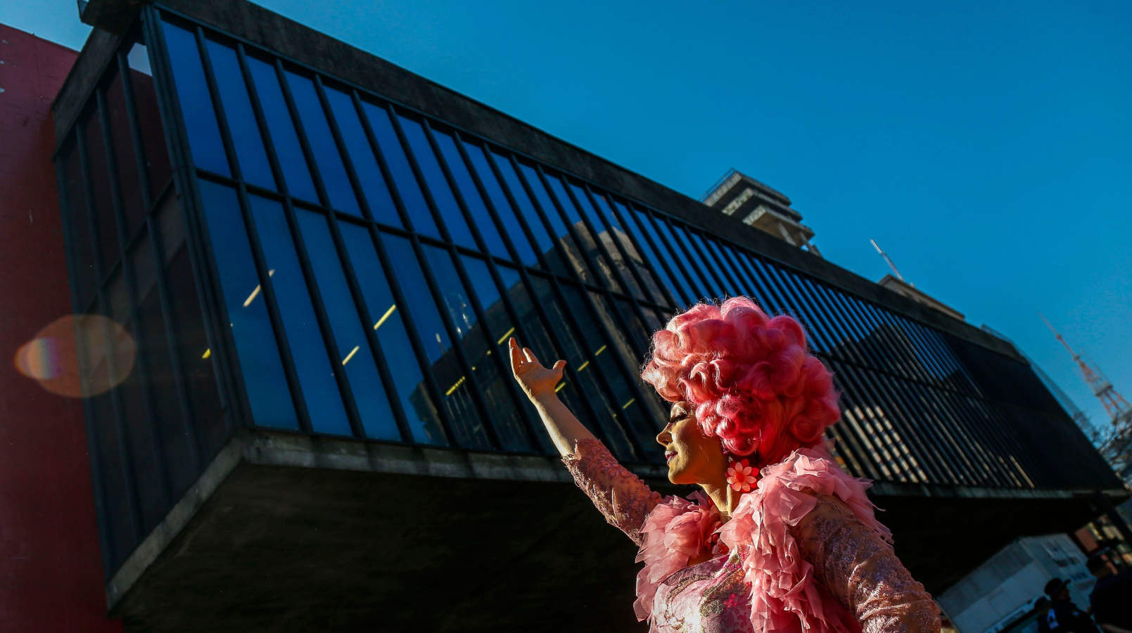 El Día Internacional del Orgullo LGBT se celebra anualmente de forma pública para instalar la igualdad de su colectivo. Esta fiesta tiene lugar el 28 de junio, día en el que se conmemoran los disturbios de Stonewall de 1969, que marcaron el inicio del movimiento de liberación homosexual. ​Estas 'drags' se preparan para festejar el Día del Orgullo en Sao Paulo. 