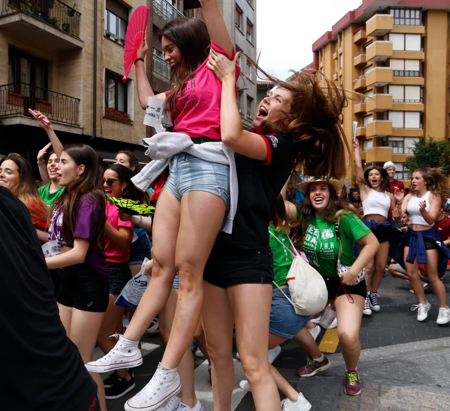 El recibimiento a los dulzaineros de Estella ha llenado de público las calles de Eibar. Así, uno de los actos estrella de las fiestas de San Juan ha abierto unas fiestas con múltiples actos. Con juegos para las cuadrillas, entre otros.