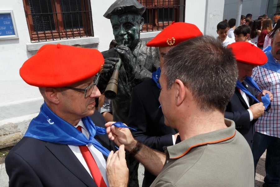 El recibimiento a los dulzaineros de Estella ha llenado de público las calles de Eibar. Así, uno de los actos estrella de las fiestas de San Juan ha abierto unas fiestas con múltiples actos. Con juegos para las cuadrillas, entre otros.