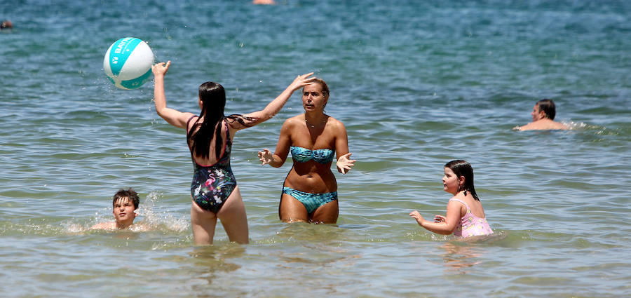 El primer fin de semana tras la entrada de la nueva estación deja playas llenas, terrazas atestadas, hosteleros contentos y fotos de boda para enmarcar. Las condiciones climatológicas este sábado fueron especialmente favorables a orillas del Cantábrico, donde las temperaturas rondaron unas máximas de 26-27 grados.