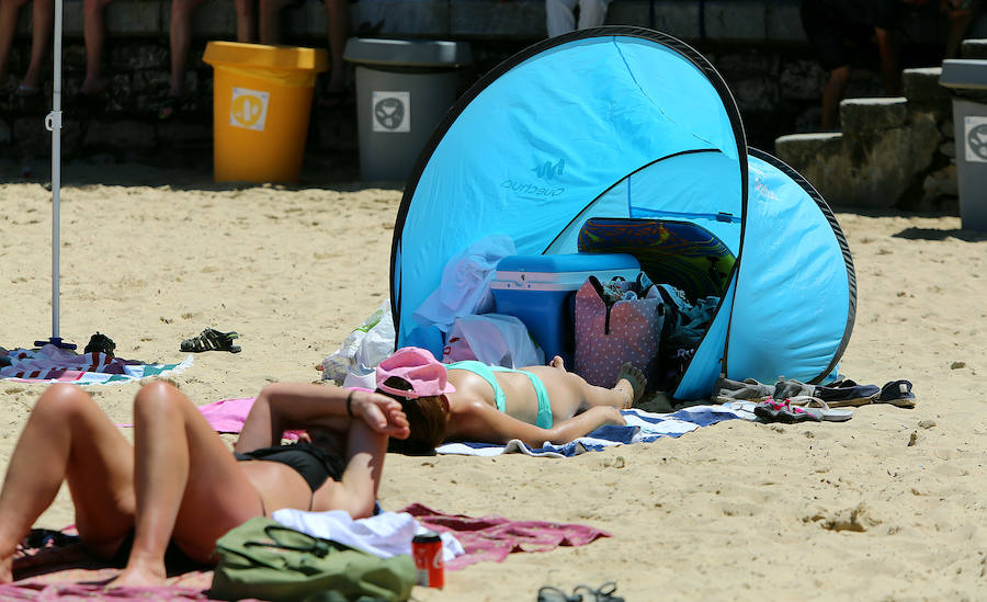 El primer fin de semana tras la entrada de la nueva estación deja playas llenas, terrazas atestadas, hosteleros contentos y fotos de boda para enmarcar. Las condiciones climatológicas este sábado fueron especialmente favorables a orillas del Cantábrico, donde las temperaturas rondaron unas máximas de 26-27 grados.