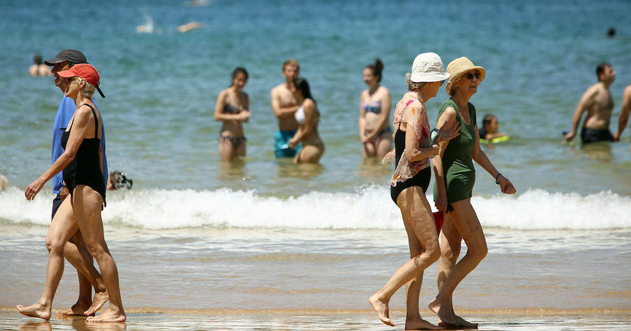 El primer fin de semana tras la entrada de la nueva estación deja playas llenas, terrazas atestadas, hosteleros contentos y fotos de boda para enmarcar. Las condiciones climatológicas este sábado fueron especialmente favorables a orillas del Cantábrico, donde las temperaturas rondaron unas máximas de 26-27 grados.