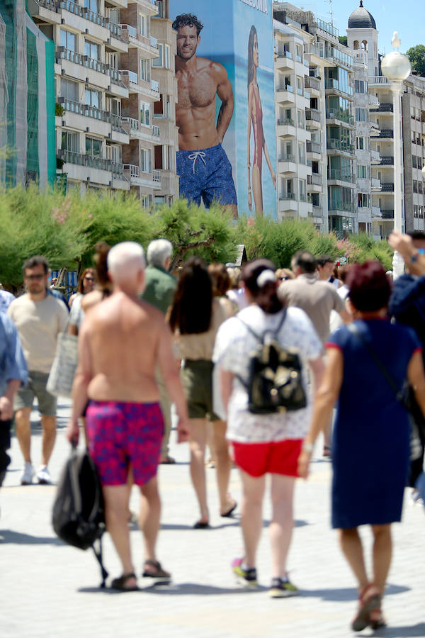 El primer fin de semana tras la entrada de la nueva estación deja playas llenas, terrazas atestadas, hosteleros contentos y fotos de boda para enmarcar. Las condiciones climatológicas este sábado fueron especialmente favorables a orillas del Cantábrico, donde las temperaturas rondaron unas máximas de 26-27 grados.