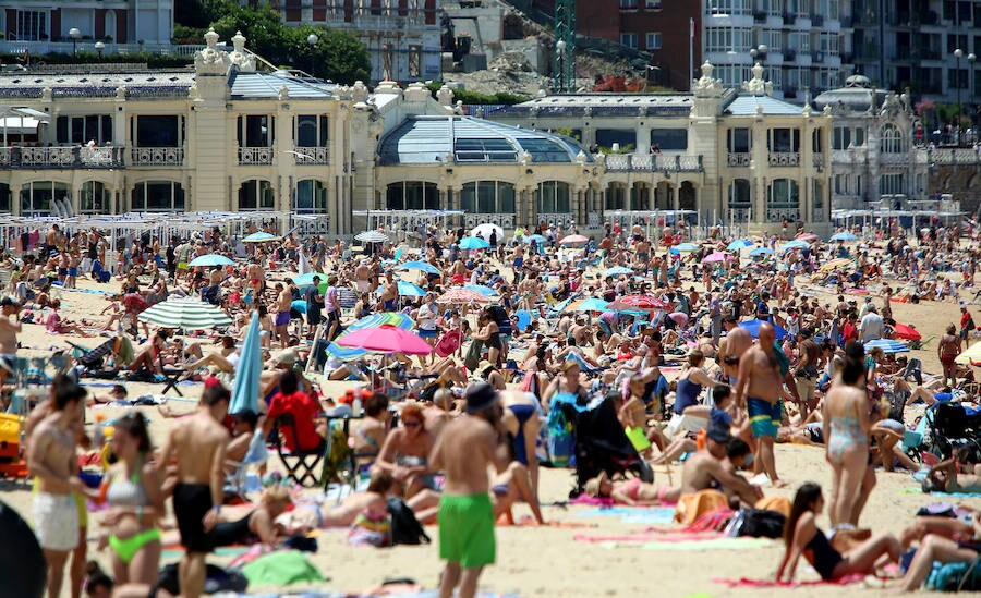 El primer fin de semana tras la entrada de la nueva estación deja playas llenas, terrazas atestadas, hosteleros contentos y fotos de boda para enmarcar. Las condiciones climatológicas este sábado fueron especialmente favorables a orillas del Cantábrico, donde las temperaturas rondaron unas máximas de 26-27 grados.