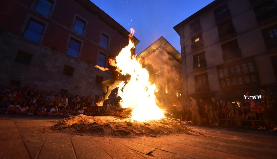 Fotos: Hoguera de San Juan en Tolosa, en imágenes