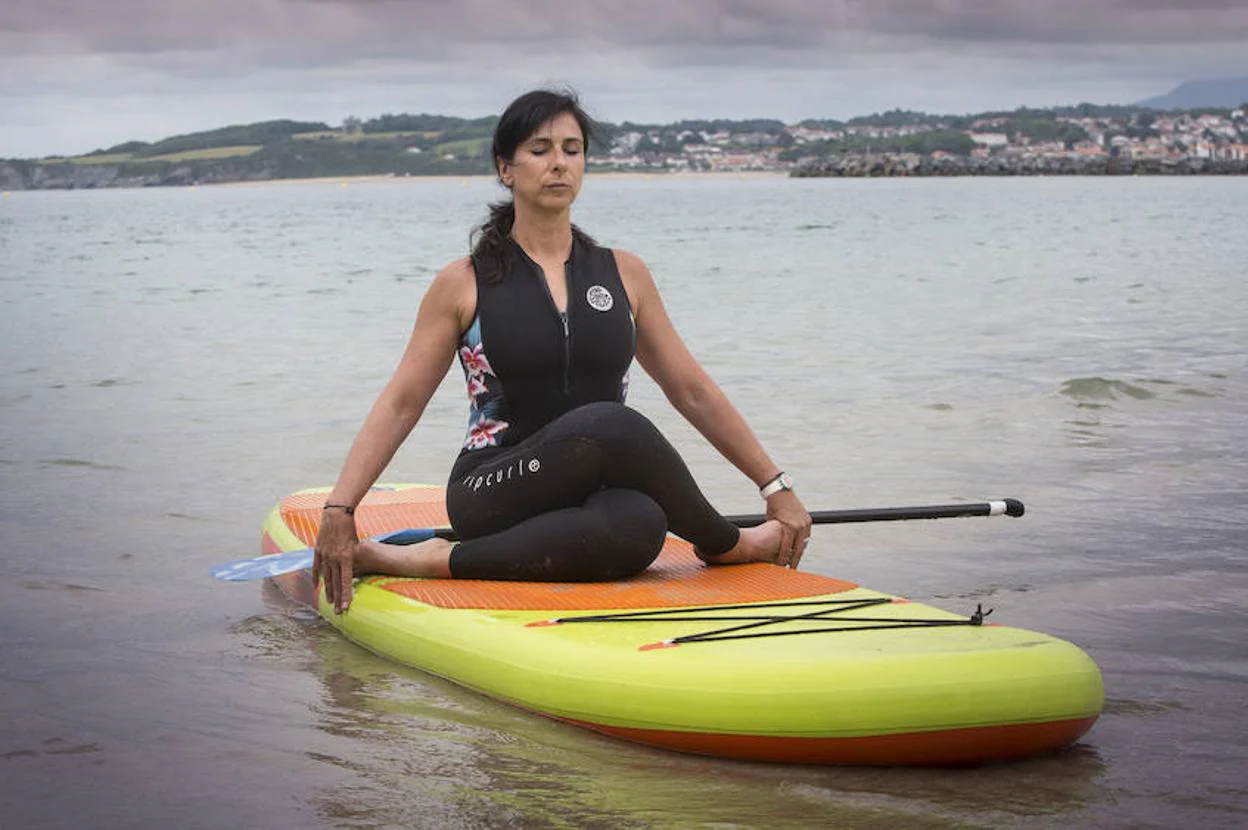 Ane Otxoteko imparte clases de SUP yoga en la playa de Hondarribia desde hace ocho años.