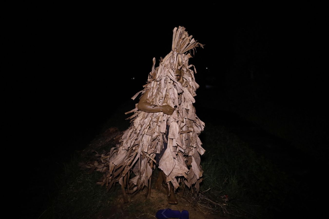 Devotos católicos filipinos de Saint John the Baptist cubiertos de barro y hojas de plátano encienden velas fuera de la Iglesia Parroquial. El ritual de 'Taong Putik' (pueblo de barro) es seguido por una santa misa para conmemorar el día de la fiesta de Saint John the Baptist, mientras los devotos agradecen las oraciones contestadas y esperan una cosecha abundante cada año.