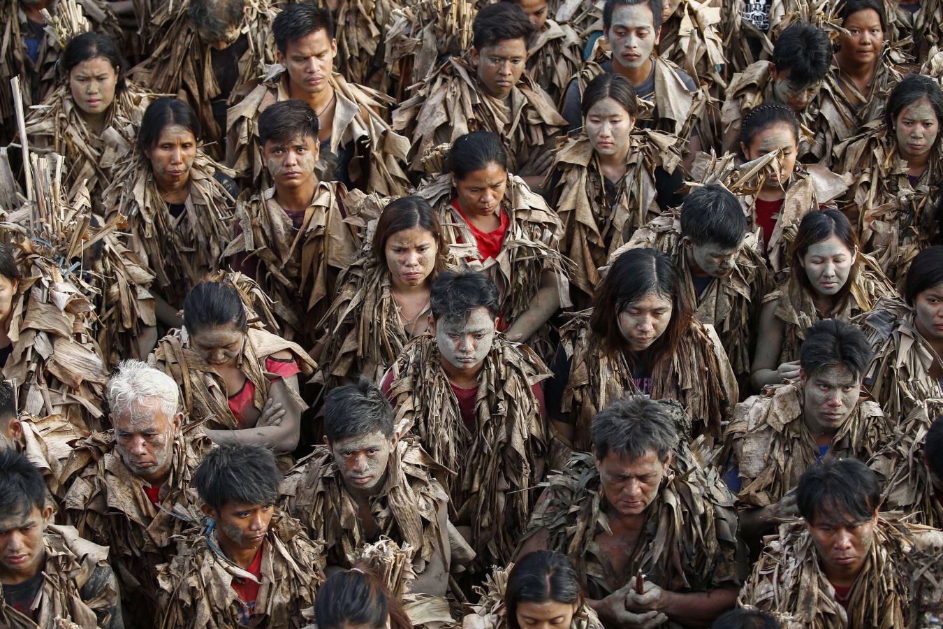 Devotos católicos filipinos de Saint John the Baptist cubiertos de barro y hojas de plátano encienden velas fuera de la Iglesia Parroquial. El ritual de 'Taong Putik' (pueblo de barro) es seguido por una santa misa para conmemorar el día de la fiesta de Saint John the Baptist, mientras los devotos agradecen las oraciones contestadas y esperan una cosecha abundante cada año.