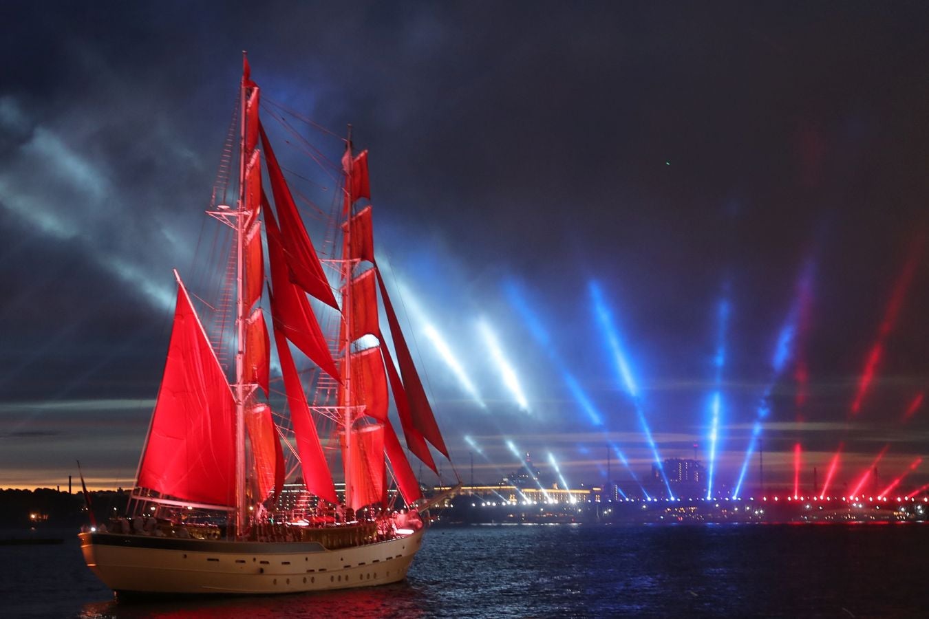 Los fuegos artificiales iluminan el cielo sobre el río Neva durante la celebración de Scarlet Sails en San Petersburgo, Rusia. La celebración tradicional, que se celebra esta semana, se organiza en honor de estudiantes de escuelas primarias y secundarias, así como academias militares. A medida que terminan celebran ceremonias de graduación.