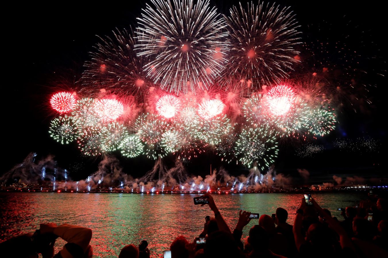 Los fuegos artificiales iluminan el cielo sobre el río Neva durante la celebración de Scarlet Sails en San Petersburgo, Rusia. La celebración tradicional, que se celebra esta semana, se organiza en honor de estudiantes de escuelas primarias y secundarias, así como academias militares. A medida que terminan celebran ceremonias de graduación.