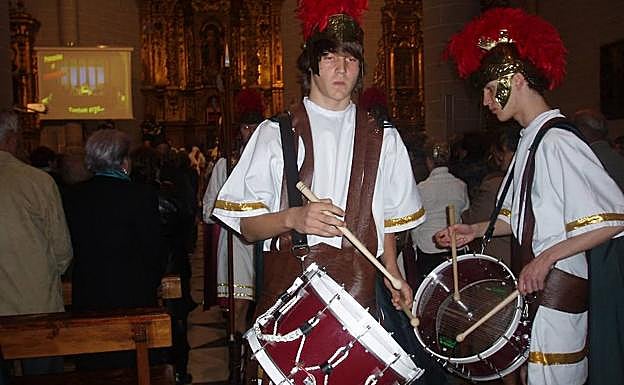 Los integrantes de la Cofradía de los Alabarderos de la Victoria de Cascante, entre los que está Álex Remiro, que ha tocado el tambor en varias ocasiones.