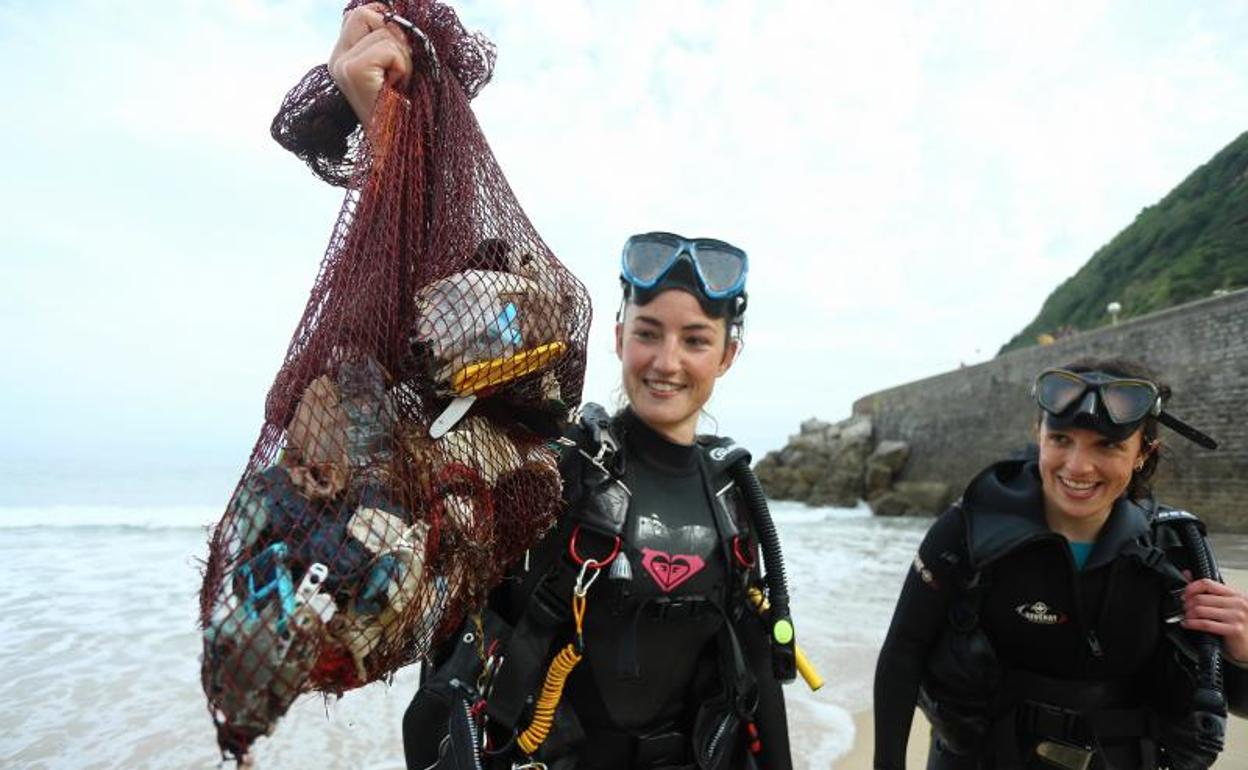 La oceanóloga Maite Erauskin y la bióloga Marina Elsa Cuende, ayer tras la inmersión en la Zurriola. 