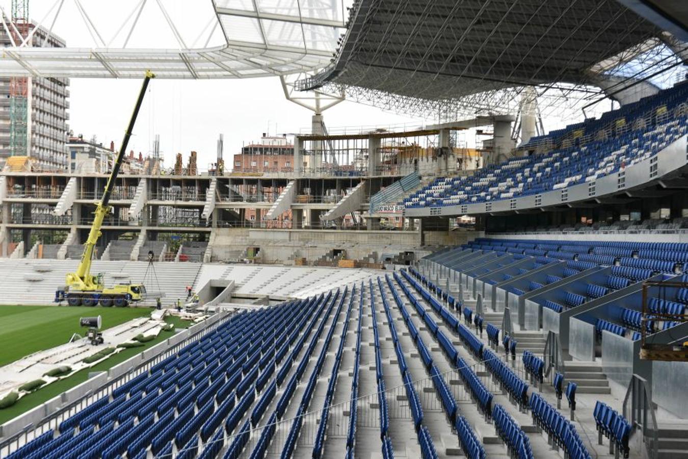 Los operarios han instalado las vigas de hormigón prefabricadas que ya dan forma al anillo inferior y el superior va cogiendo forma