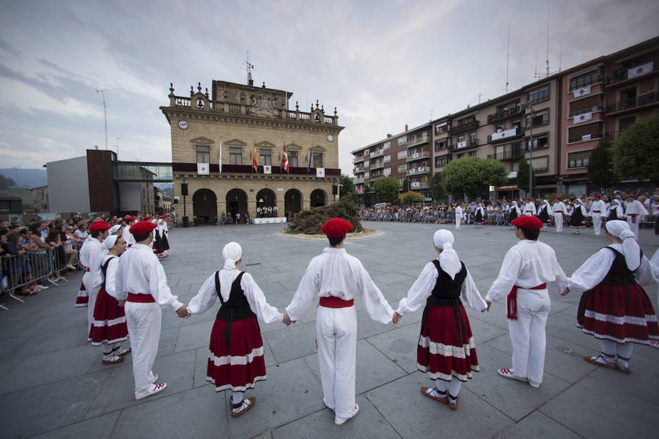 Fotos: Colocación del tradicional árbol de San Juan