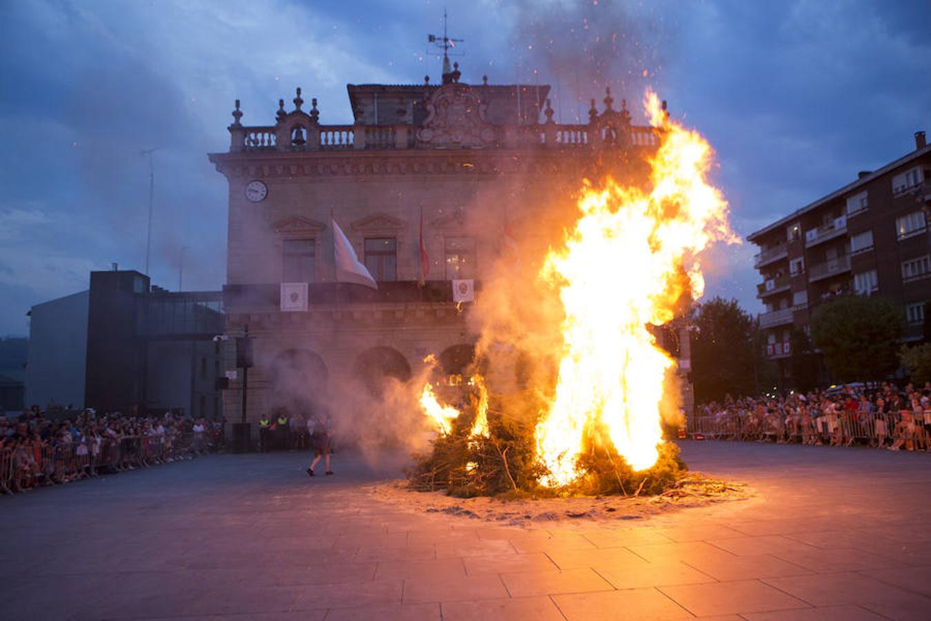 Fotos: Colocación del tradicional árbol de San Juan