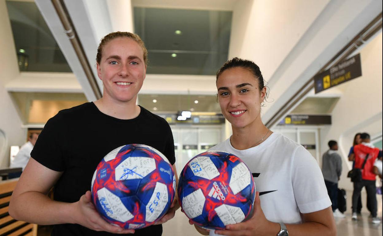 Mariasun y Nahikari, a su llegada a Loiu. 