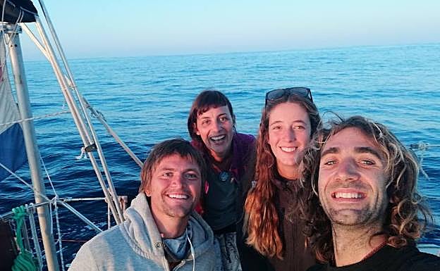Juan García y María Brotons junto a dos colaboradores en el velero en el que atravesaron el Atlántico. 