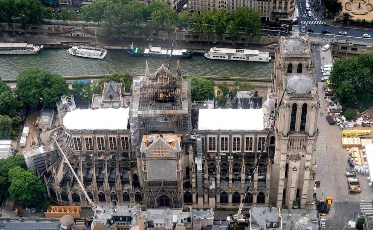 Trabajos en la cubierta de la catedral de Notre Dame, en París.