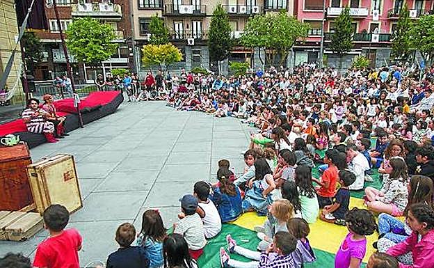 Los niños disfrutan de un teatro infantil. 