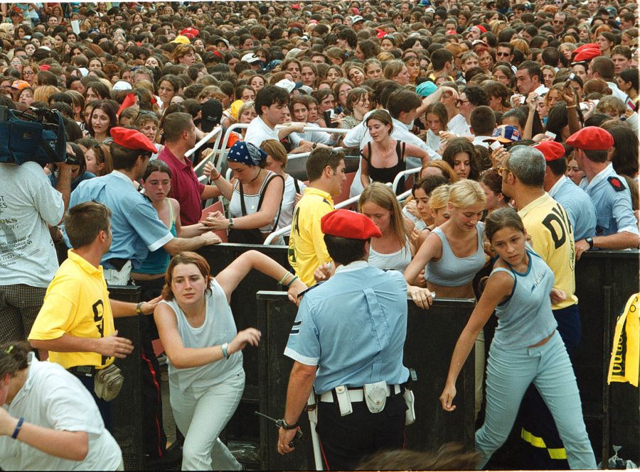  Prolegomenos de la actuación del grupo musical " Backstreet Boys" en el Velódromo deSan Sebastián. Varias chicas fueron atendidas por miembros de la DYA