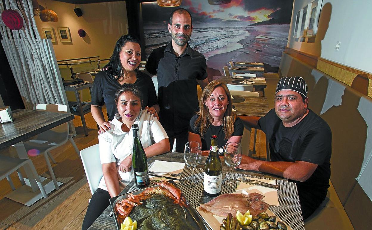 El equipo de La Muela, delante de unos de sus manjares.