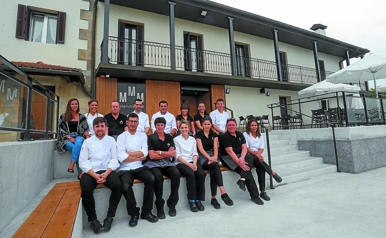 El equipo de profesionales que forma parte de la nueva aventura de la sidrería Mendizabal posa en la terraza del caserío, situado en Astigarraga.