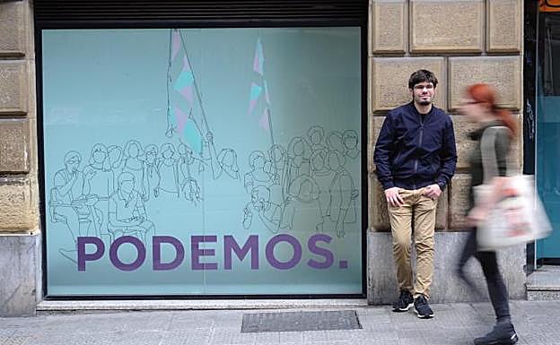 Lander Martínez posa junto a la 'Morada', la sede de Podemos en Bilbao.