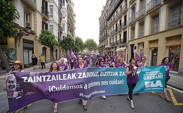 Las cuidadoras de las residencias, a su llegada ayer a la plaza de Gipuzkoa