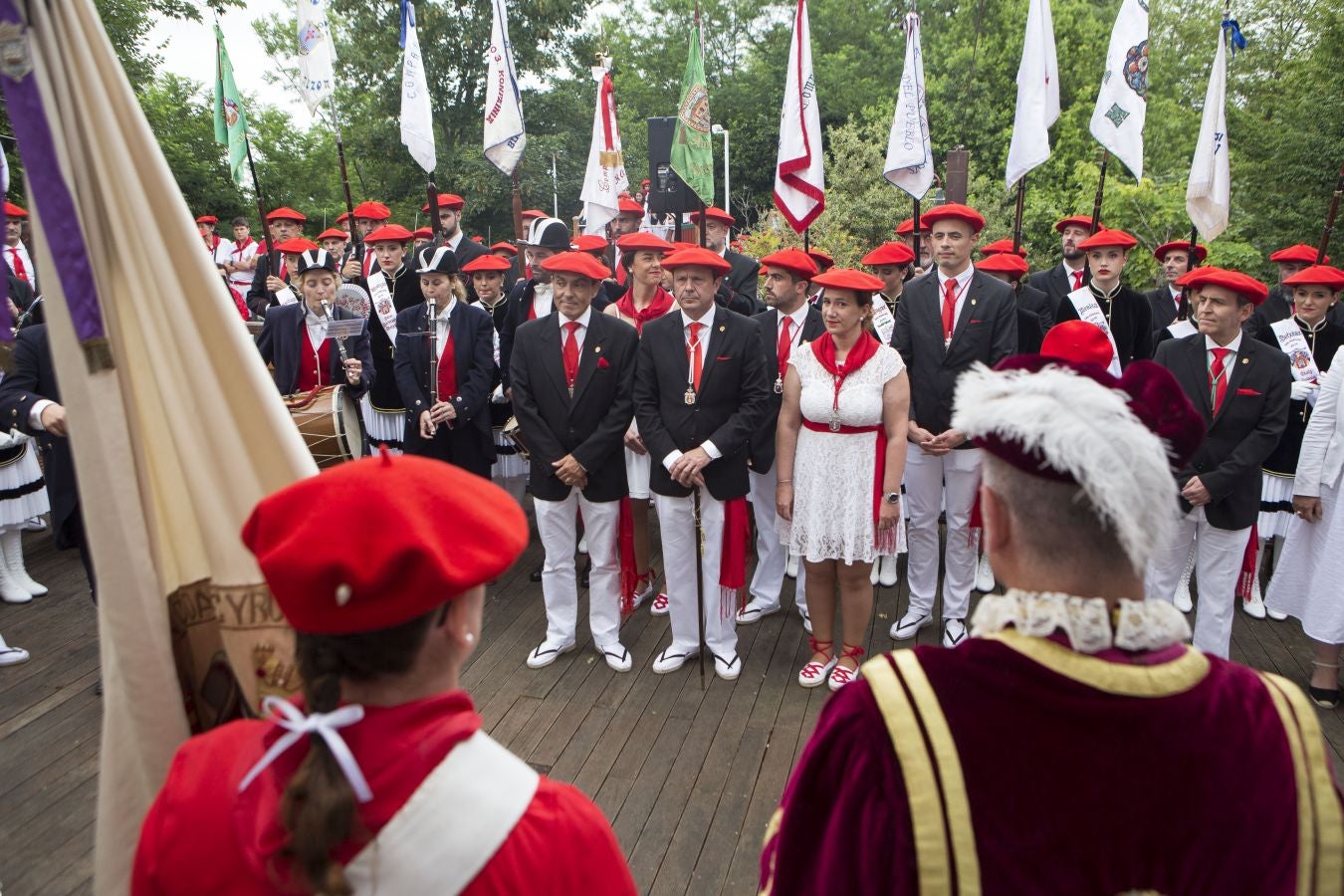 El Alarde tradicional, en su recorrido de por las calles de Irun esta tarde, integrado por 7.998 hombres y 19 cantineras.