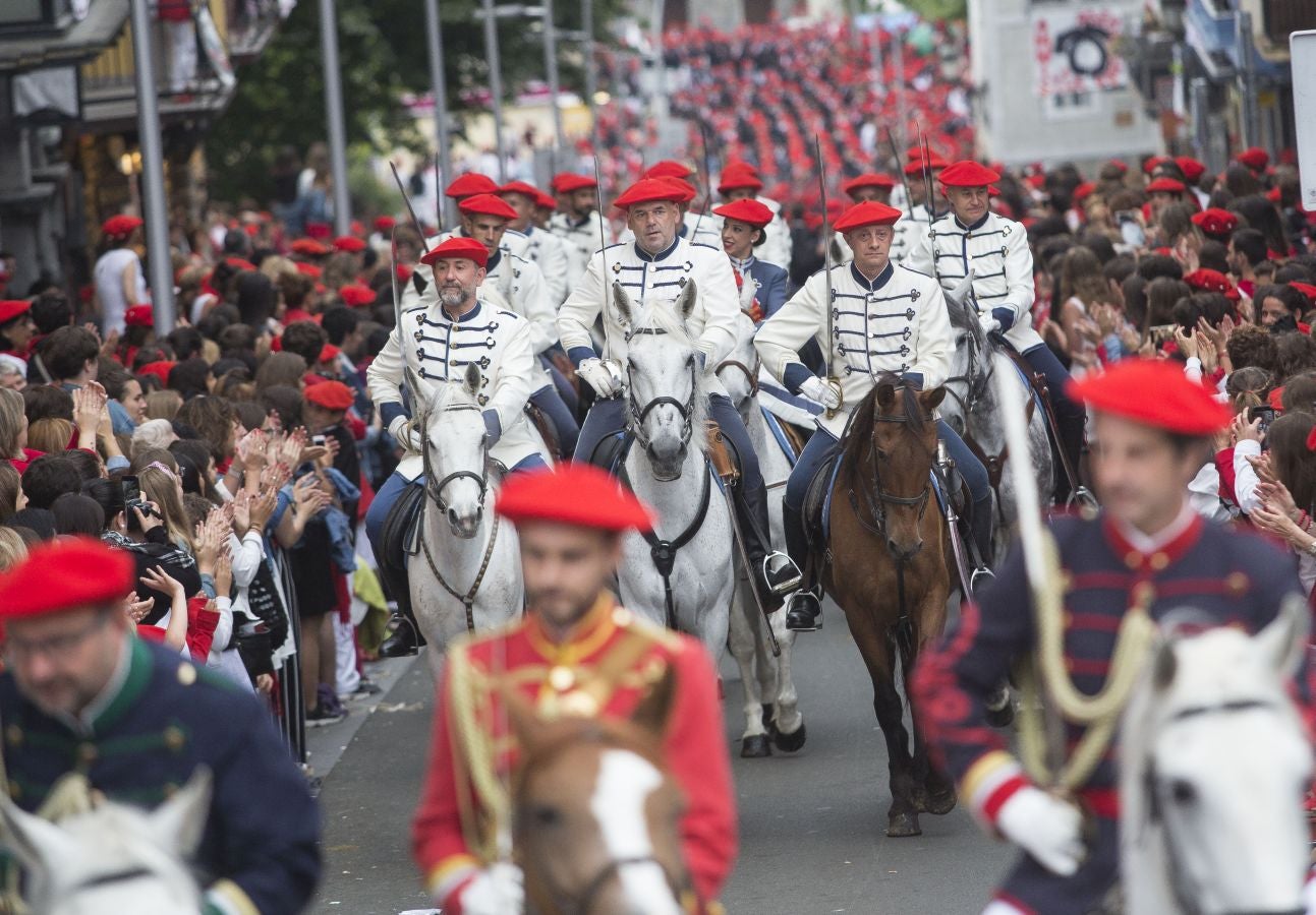 El Alarde tradicional, en su recorrido de por las calles de Irun esta tarde, integrado por 7.998 hombres y 19 cantineras.