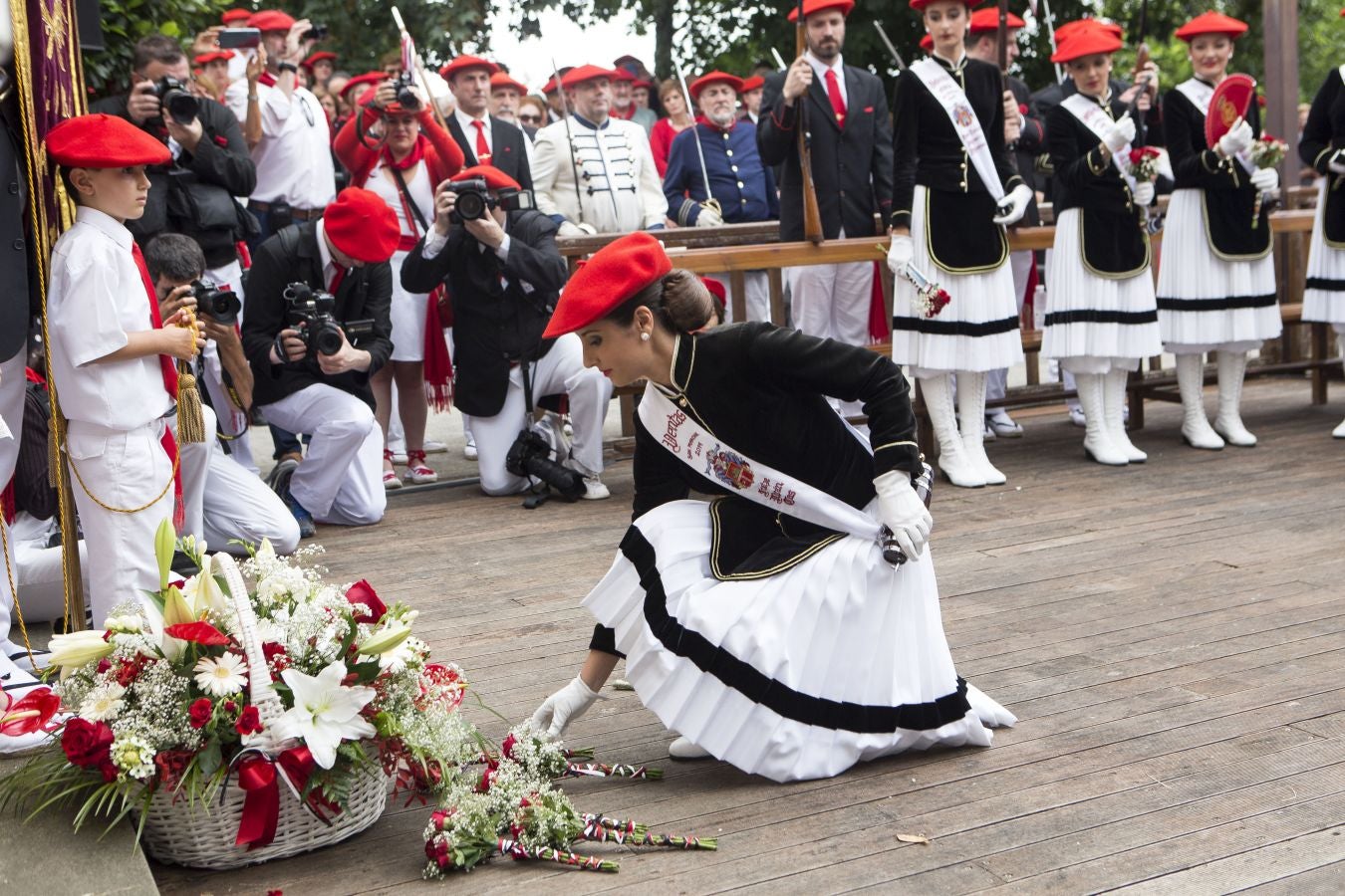 El Alarde tradicional, en su recorrido de por las calles de Irun esta tarde, integrado por 7.998 hombres y 19 cantineras.
