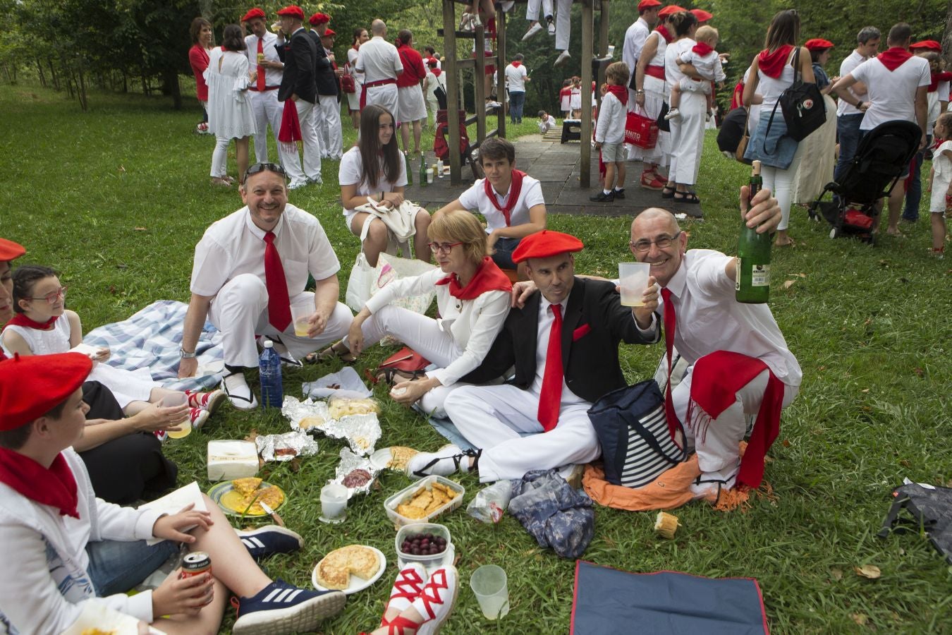 El Alarde tradicional, en su recorrido de por las calles de Irun esta tarde, integrado por 7.998 hombres y 19 cantineras.