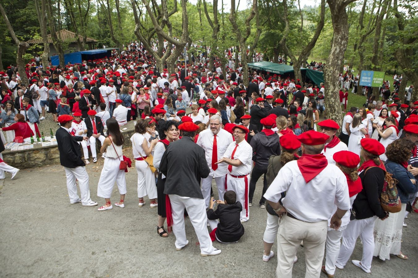 El Alarde tradicional, en su recorrido de por las calles de Irun esta tarde, integrado por 7.998 hombres y 19 cantineras.