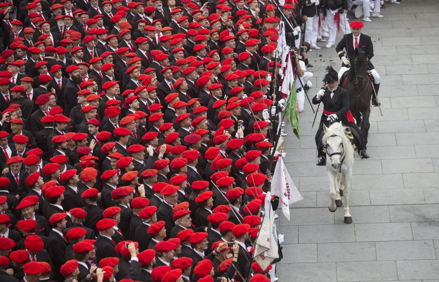 El Alarde tradicional, en su recorrido de por las calles de Irun esta tarde, integrado por 7.998 hombres y 19 cantineras.