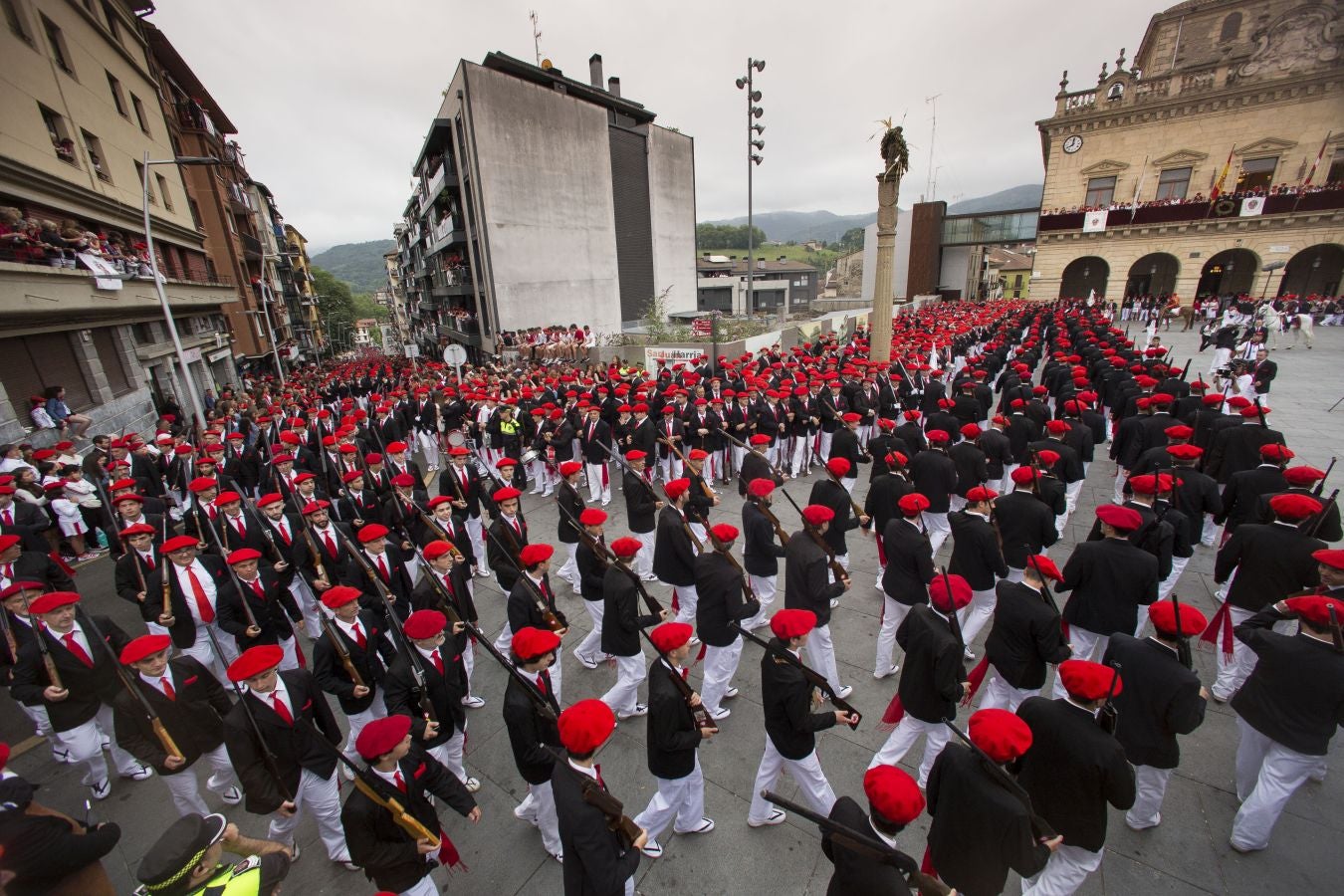El Alarde tradicional, en su recorrido de por las calles de Irun esta tarde, integrado por 7.998 hombres y 19 cantineras.