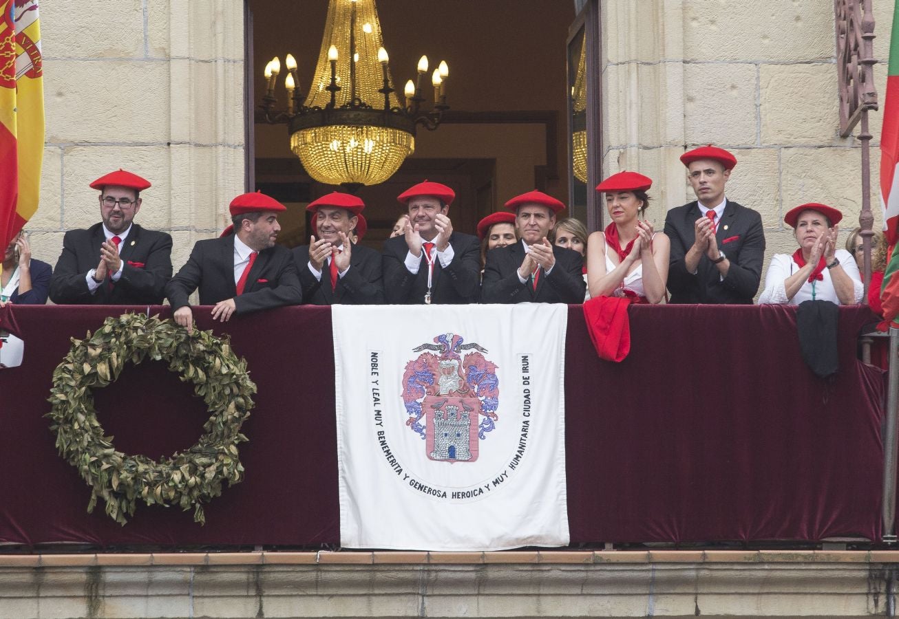 El Alarde tradicional, en su recorrido de por las calles de Irun esta tarde, integrado por 7.998 hombres y 19 cantineras.
