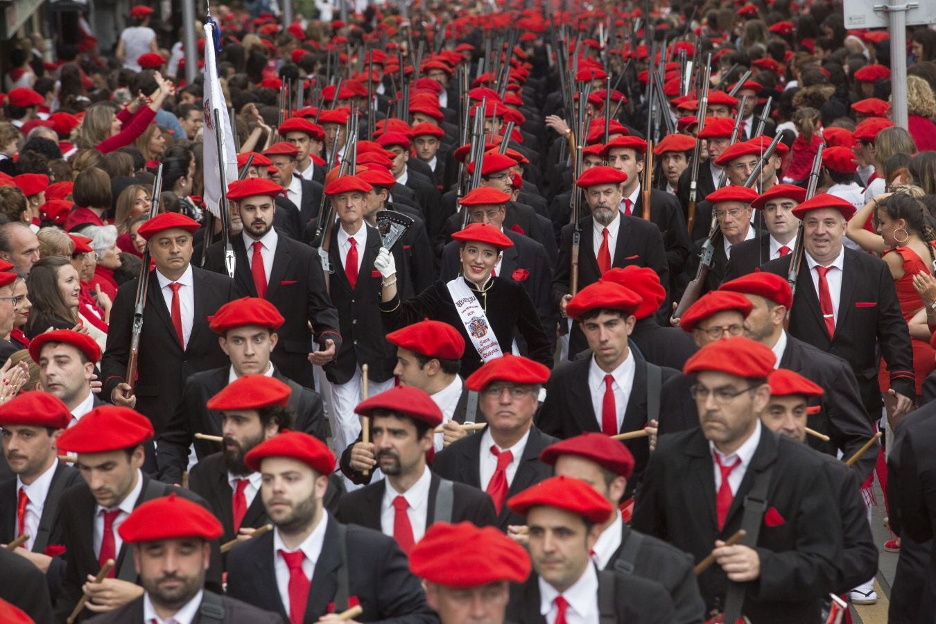 El Alarde tradicional, en su recorrido de por las calles de Irun esta tarde, integrado por 7.998 hombres y 19 cantineras.