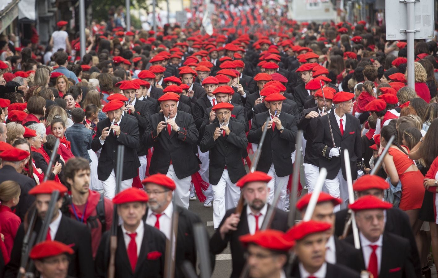El Alarde tradicional, en su recorrido de por las calles de Irun esta tarde, integrado por 7.998 hombres y 19 cantineras.