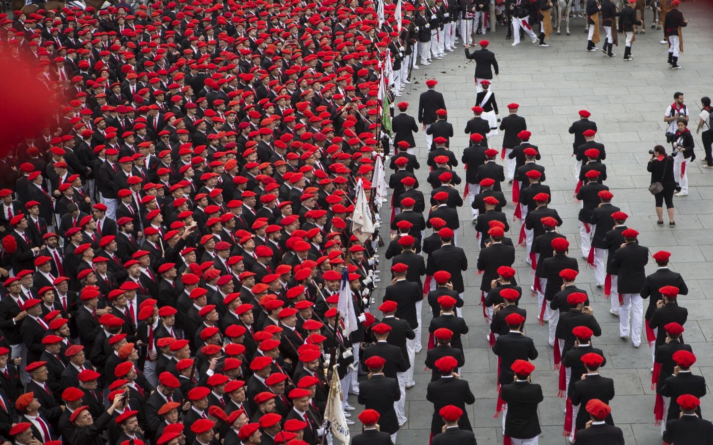 El Alarde tradicional, en su recorrido de por las calles de Irun esta tarde, integrado por 7.998 hombres y 19 cantineras.